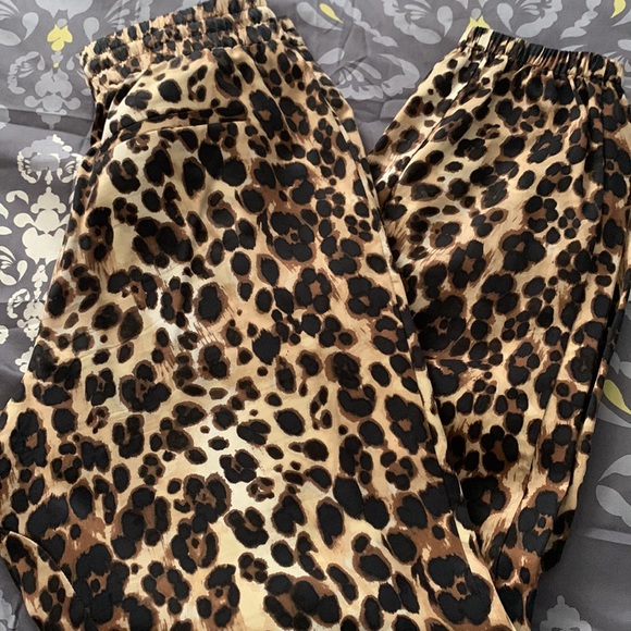 Printed Bebe pants SZ xs - like new - Picture 4 of 4